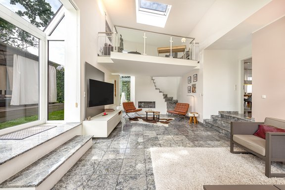 Wohnzimmer mit Galerie