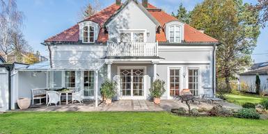 Sehr attraktives Einfamilienhaus im klassischen Stil mit traumhaftem Südgarten