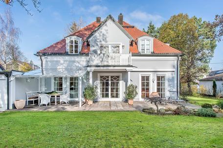 Very attractive one-family house in classical style with dreamlike south garden