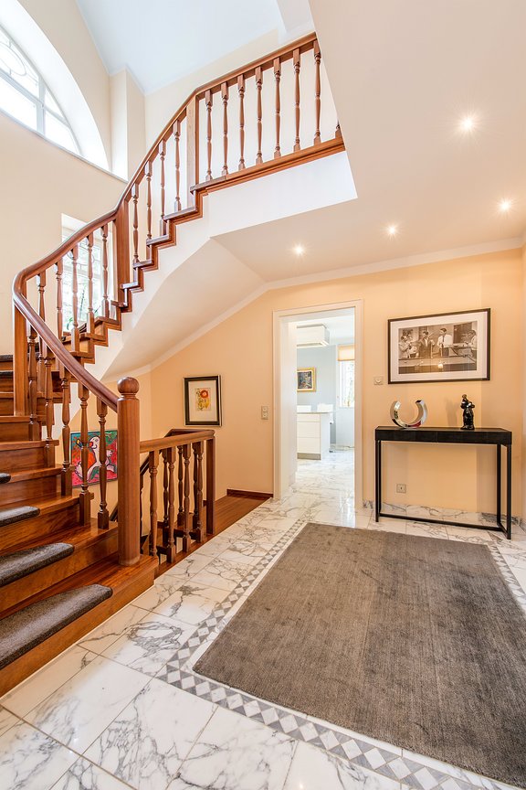 Impressive, open staircase