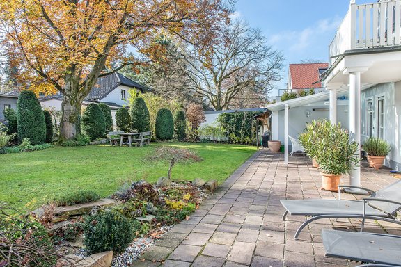 Charmingly landscaped garden