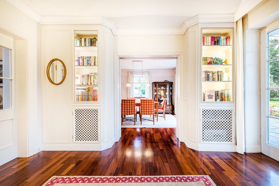 Passage to the dining room with built-in library