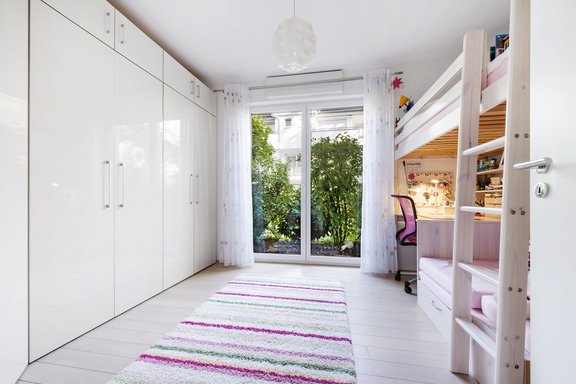 Children's room with built-in wardrobe