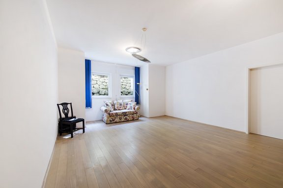 Hobby room with parquet flooring and underfloor heating