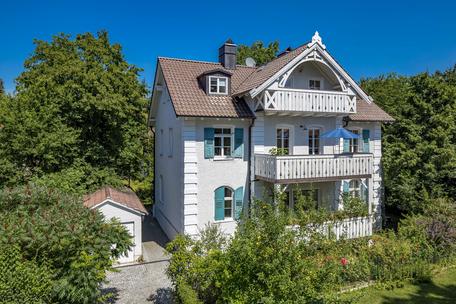 Sehr charmante Zwei-Familien-Altbauvilla in Traumlage