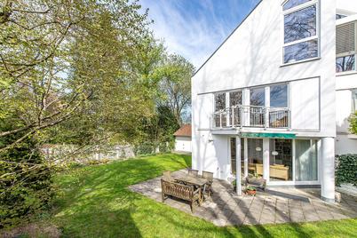 Sehr gepflegte Haushälfte mit zauberhaftem Garten