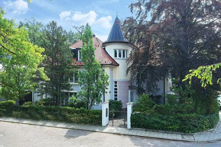 Sehr gepflegte, lichterfüllte 3-Zimmer-Wohnung mit zauberhaftem Garten in ruhiger, grüner Bestlage