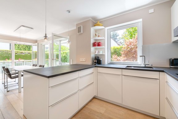 Elegante Leicht-Einbauküche