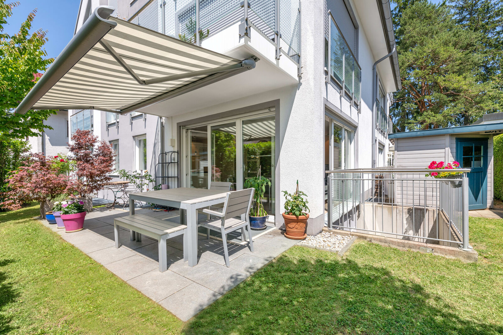 Sonnige Terrasse und Garten