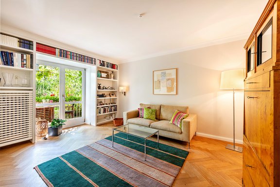 Wohnbereich mit Balkonzugang