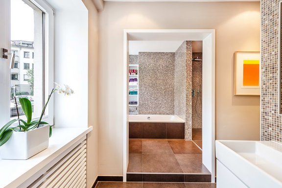 Modern gestaltetes Bad en suite