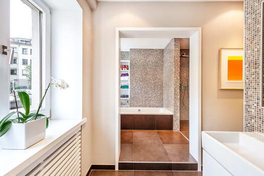 Modern gestaltetes Bad en suite