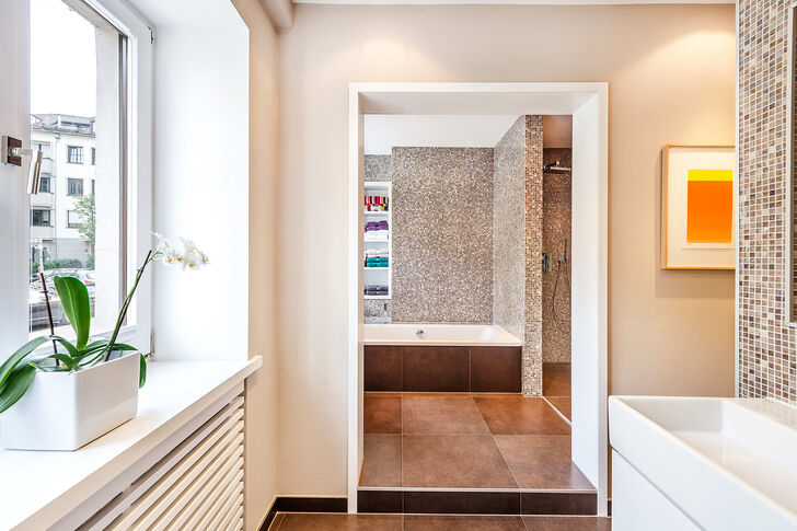 Modern gestaltetes Bad en suite