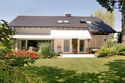 Sehr großzügiges und modern renoviertes Einfamilienhaus mit zauberhaft angelegtem Garten