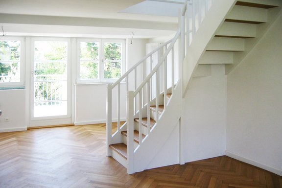 Wohnbereich mit Treppe ins DG