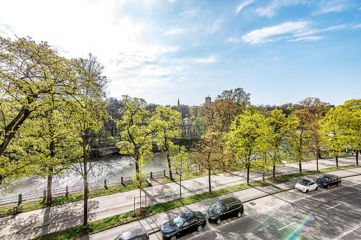 Ausblick vom Balkon auf die Isar