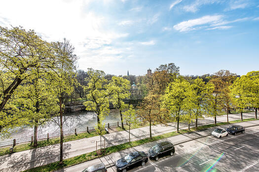 Ausblick vom Balkon auf die Isar