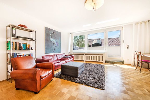 Großzügiges Wohnzimmer mit idealer Westausrichtung