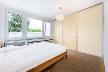 Schlafzimmer mit raumhohen Einbauten