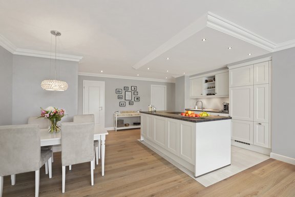 Modern fitted kitchen with cooking island