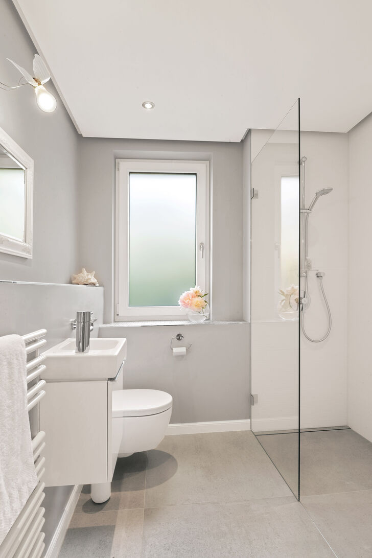 Modernes Bad mit Walk-in-Dusche