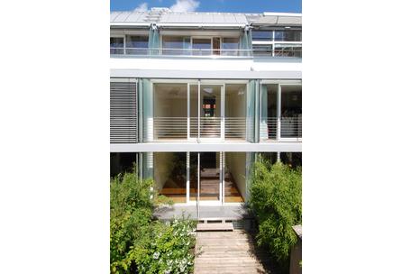 Very modern light townhouse with gallery and roof terrace