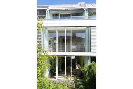 Very modern light townhouse with gallery and roof terrace