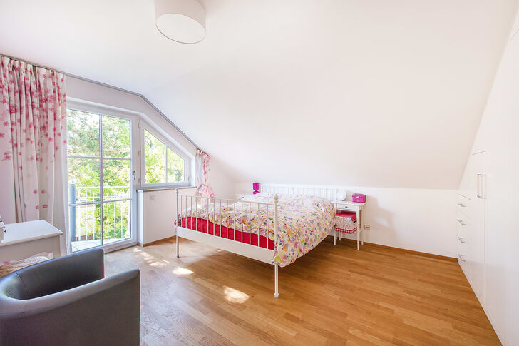 Helles Schlafzimmer mit Balkon