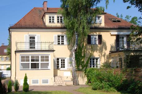 Sehr schöne klassische 30er Jahre-Villenhälfte