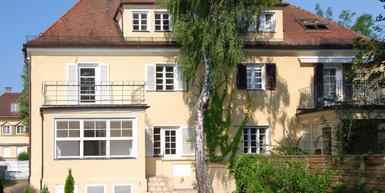 Very nice classic 30s villa half