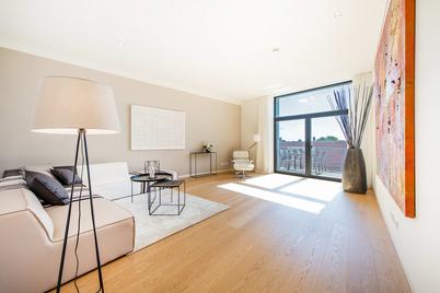 Very stylish apartment with three terraces in prominent city location