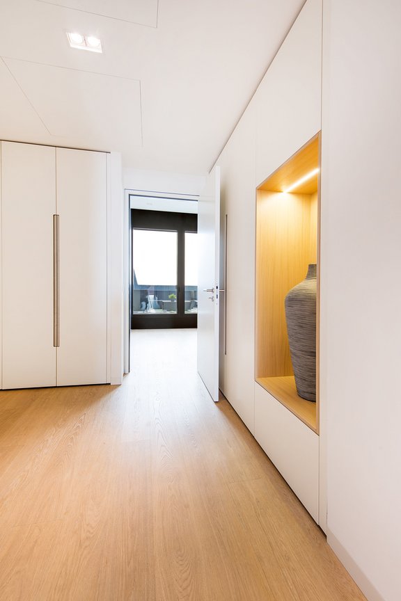 Entrance area with built-in cupboards