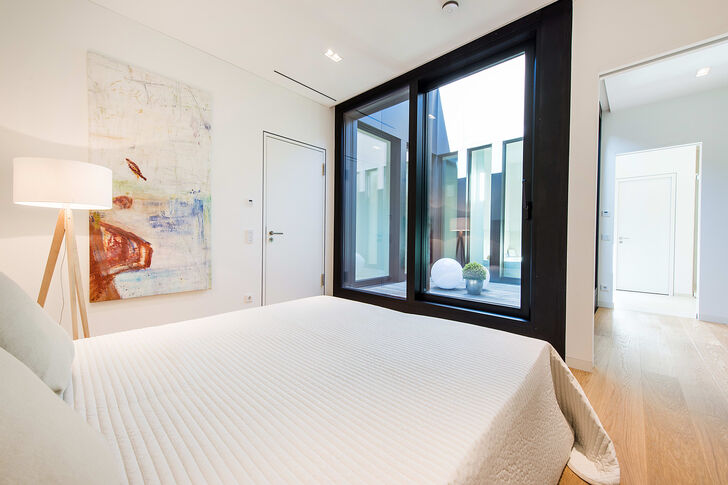 Schlafzimmer mit Zugang zum Patio