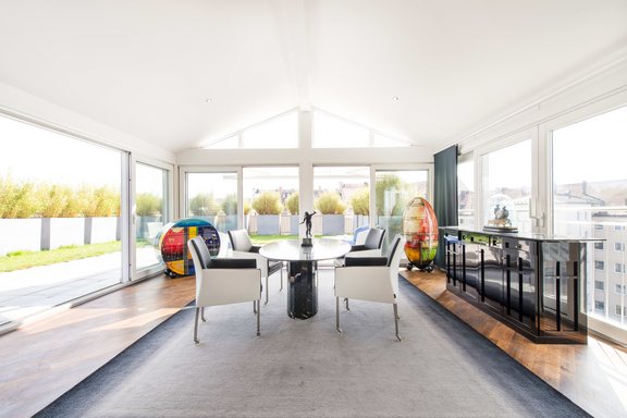 Lichterfüllter Essbereich