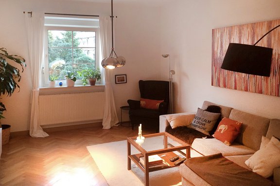 Wohnzimmer mit Fischgrätparkett