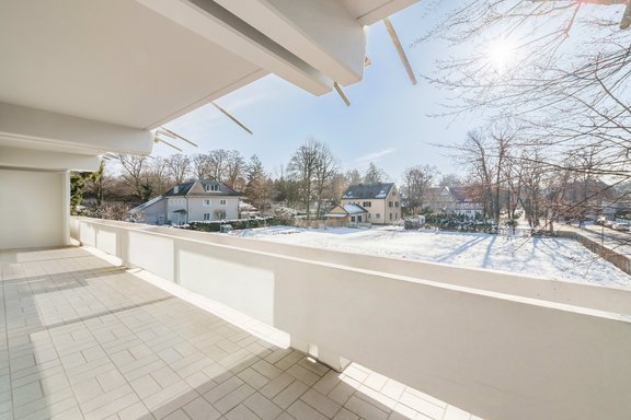 Umlaufender Balkon mit Süd-Westausrichtung (visualisiert)