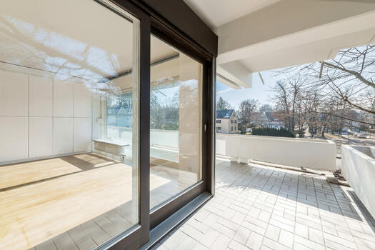 Renovated 2-room apartment with balcony (visualized)