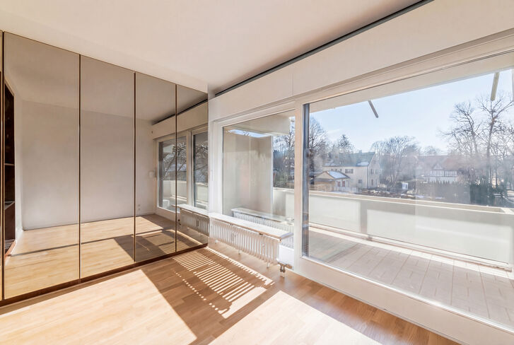 Schlafzimmer mit Zugang zum Balkon