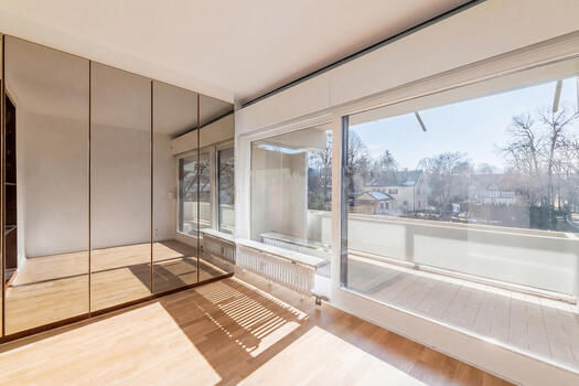 Bedroom with access to the balcony