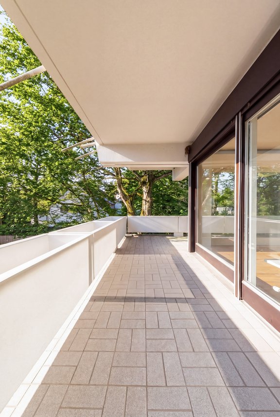Umlaufender Balkon mit Süd-Westausrichtung (visualisiert)