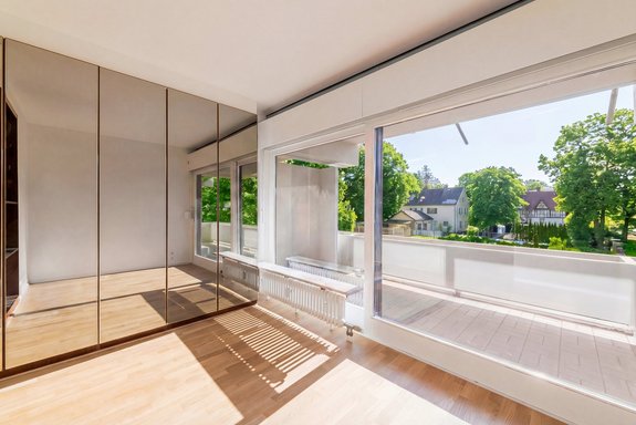 Schlafzimmer mit Zugang zum Balkon (visualisiert)