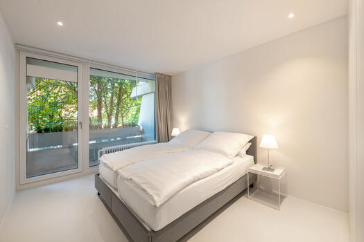 Schlafzimmer mit Loggia-Zugang