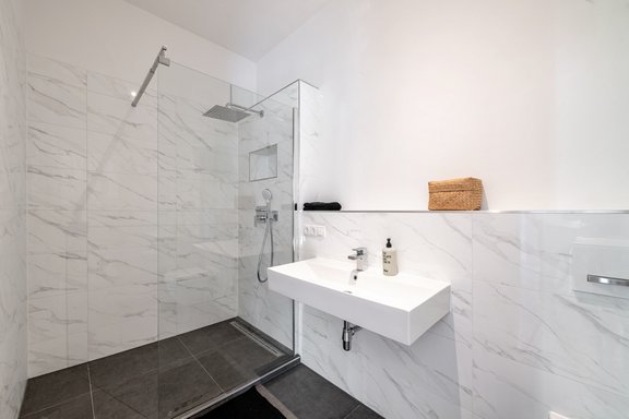 Badezimmer mit Dusche