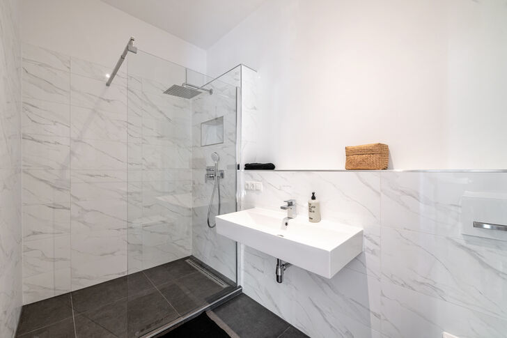 Badezimmer mit Dusche