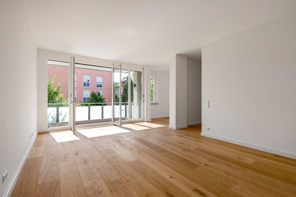 Großzügiger Wohnbereich mit Zugang zur Küche