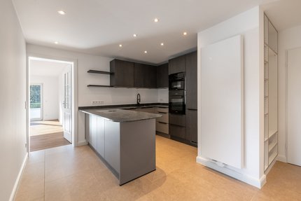 Blick in Flur und Küche