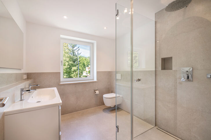 Tageslicht-Bad mit Dusche