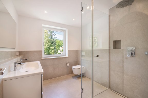 Tageslicht-Bad mit Dusche