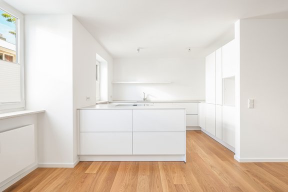 Offene Wohnküche mit Kochblock