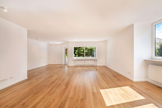Spacious living/dining area